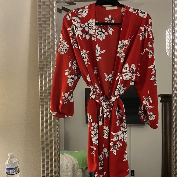 Active USA Red and White Floral Blouse - Picture 3 of 4